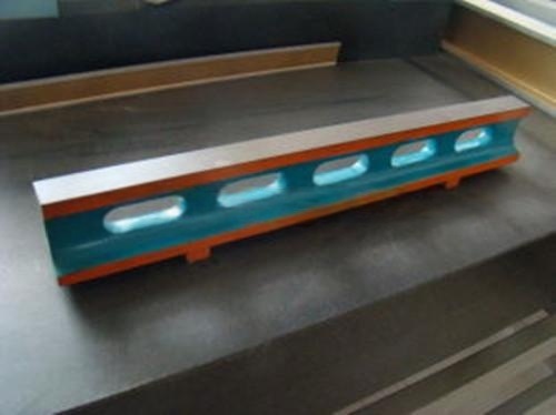 燕新量具廠家直銷500---3000各型號(hào)鑄鐵平尺，鑄鐵橋尺，專業(yè)生產(chǎn)，歡迎新老客戶惠顧訂購(gòu)。